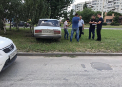 ВАЗ залетел на разделительный газон после ДТП в Волгодонске 