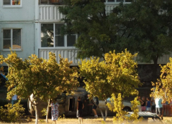 В Волгодонске «Mazda» на огромной скорости снесла несколько деревьев и кубарем улетела на газон