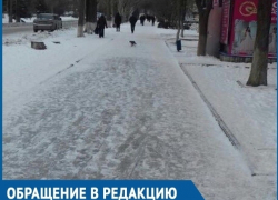 Заледеневшая пешеходная дорожка на центральной улице старой части Волгодонска возмутила горожан
