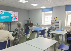 Методам обмана хитрых телефонных мошенников обучили группу пенсионеров в Волгодонске