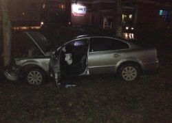 В Волгодонске ночью на улице Горького иномарка врезалась в столб