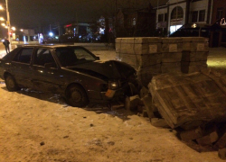 После ДТП водитель снес упаковку с бордюрным камнем и превратил свою машину в груду металла 