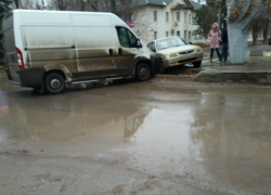 В Волгодонске грузовой фургон протаранил иномарку, едва не задев памятник