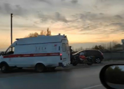 27-летний мотоциклист врезался в «Ленд Крузер» в Волгодонске 