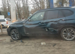 «БМВ» влетел в защитное ограждение после ДТП на Строителей