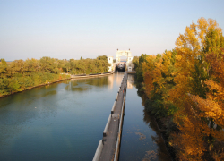 В Волгодонске в районе судоходного канала разгуливает голый мужчина