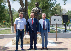 Президент Молдовы Игорь Додон открыл в Волгодонске первый в истории памятник дружбы Петра I и господаря Кантемира