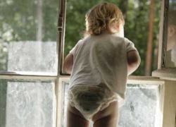 Полуторагодовалый ребенок выпал из окна пятиэтажки в Волгодонске