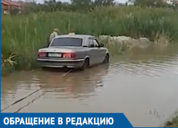 «Волга» утонула в большой луже на Октябрьском шоссе