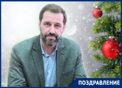 Депутат Алексей Брежнев поздравляет жителей Волгодонска с Новым годом