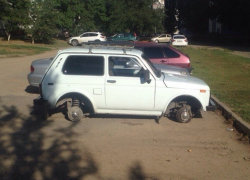 В Волгодонске на Гагарина «разули» «Ниву»