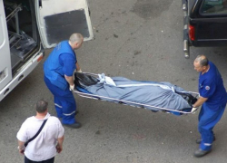 В Волгодонске мертвого мужчину нашли под забором возле частного дома