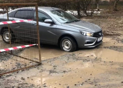 Снег растаял, ямы «всплыли»: автомобилисты Волгодонска попались в очередную дорожную ловушку