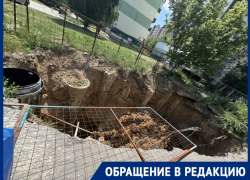 «В яму упадешь – костей не соберешь»: горожане просят надежно установить рухнувшие ограждения