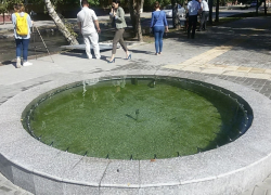 В Волгодонске прохожие самовольно попытались включить фонтан и залили водой его электронасос