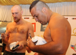 Перчатки с автографом волгодонского боксера Дмитрия Кудряшова купили за 30 000 рублей