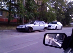 ВАЗ "разули" и оставили стоять на куске бетона в старой части Волгодонска