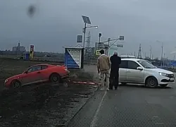 Автомобиль съехал в кювет на въезде в Дубовское: водители объединились, чтобы вытащить машину  