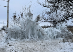 Зимняя сказка на Жуковском шоссе: в Волгодонске появилась ледяная достопримечательность