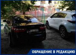 Детскую площадку на Горького в Волгодонске водители превратили в парковку 