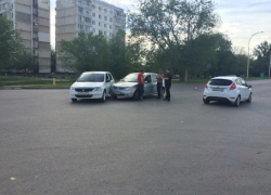 В Волгодонске на Октябрьском шоссе «встретились» два «Рено»