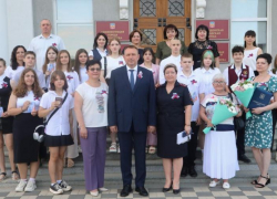 Первые паспорта вручил глава администрации школьникам Волгодонска 