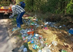 Коммунальщики ликвидировали стихийную мусорную свалку на улице Отдыха