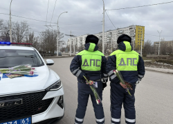 Букеты цветов подарили женщинам на 8 марта сотрудники ГАИ в Волгодонске