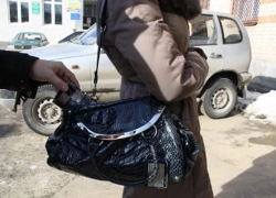 В Волгодонске плохой юноша ограбил женщину на троллейбусной остановке