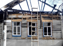 В Дубовском ночью выгорел жилой дом