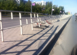 В Волгодонске такси снесло разделительное ограждение на Строителей