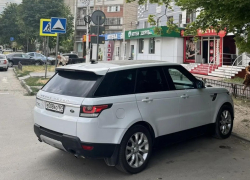 На улице 30 лет Победы неизвестный разбил лобовое стекло Range Rover 