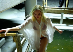 Нинка Картинка смывает грехи: лютый мороз и пронизывающий ветер - не повод не нырять