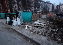 "Жители МКД должны сами вывозить строительный мусор": коммунальщики ответили на возмущение горожан