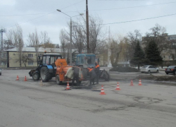 На дорогах Волгодонска начался ямочный ремонт 