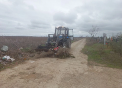 К немедленной уборке мусора приступили коммунальщики на волгодонских кладбищах