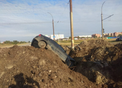 «Приора» улетела в яму на ремонтируемом участке дороги на Жуковском шоссе