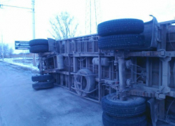 В Волгодонске водитель КАМАЗа слетел с дороги на Жуковском шоссе и перевернулся