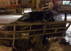 В Волгодонске водитель «Тойоты» сломал ограждение после столкновения с «Нивой»