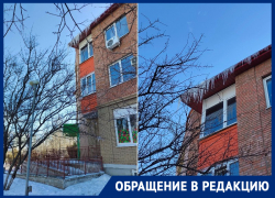 Двухметровые сосульки нависли прям над входом в магазин возле ЖК «Апельсин»