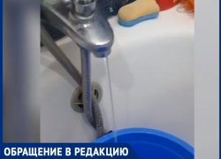Тонкая струя холодной воды течет из кранов МКД Волгодонска на верхних этажах