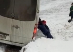 Пассажиры вытолкали слетевшую с трассы Волгодонск-Элиста маршрутку