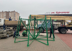 Волгодонск приступил к монтажу главной городской елки в новой части города