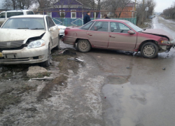 В Волгодонске «Тойота» влетела в столб после столкновения с «Меркурием»