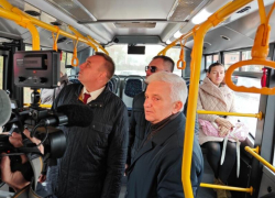 «Главное - с комфортом!»: Юрий Мариненко одним из первых проехал по городу на автобусе из Узбекистана