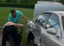 В Волгодонске на путепроводе у автомобиля взорвалось колесо, машина вылетела на обочину – читатель