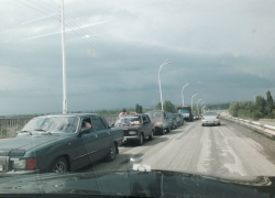 На Цимлянской трассе ремонтируют мост средь бела дня - водители часами простаивают в пробках