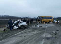 На трассе Цимлянск - Шахты  ВАЗ врезался в школьный автобус, есть погибший