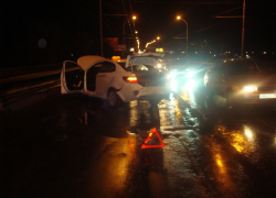 В Волгодонске на путепроводе «Киа-Рио» вылетел на «встречку» и столкнулся с «пятеркой»