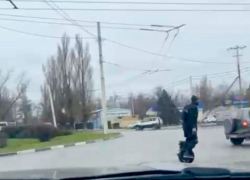 Гонщик на одном колесе распугал водителей на Романовском шоссе